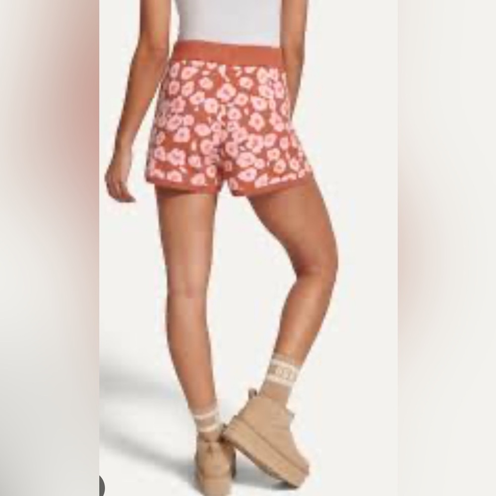 🌼💚NWT UGG SHAINA SHORT